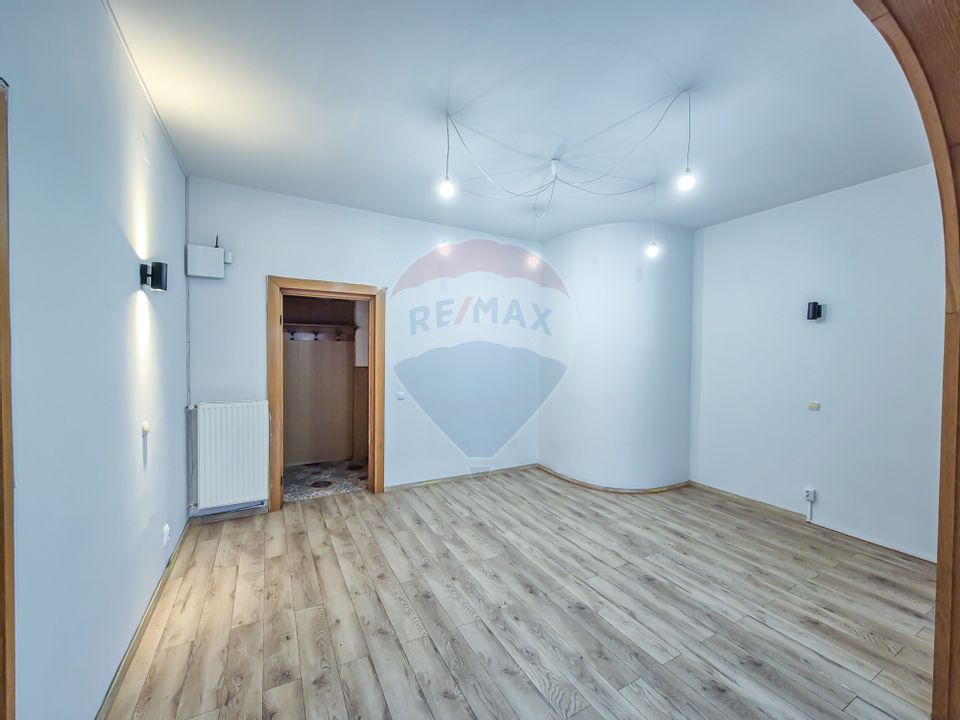 Apartament cu 4 camere de inchiriat, situat in zona Armenesca