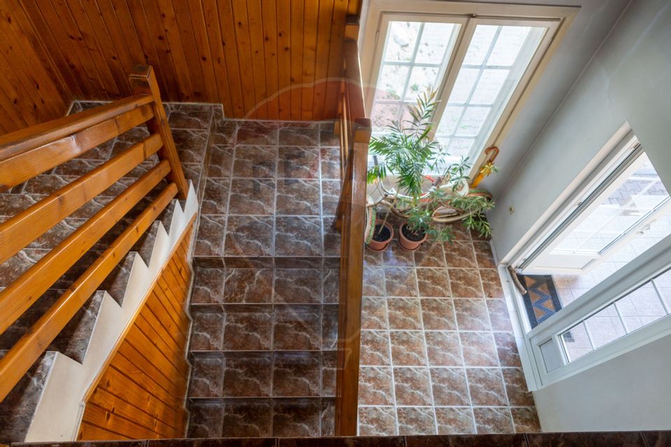 Casă / Vilă cu 10 camere si teren generos, Sos. Salaj