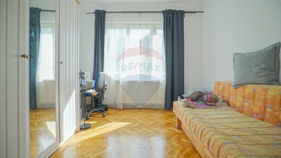 REZERVATA! Vilă impozantă, cu două apartamente și mansardă, Schei