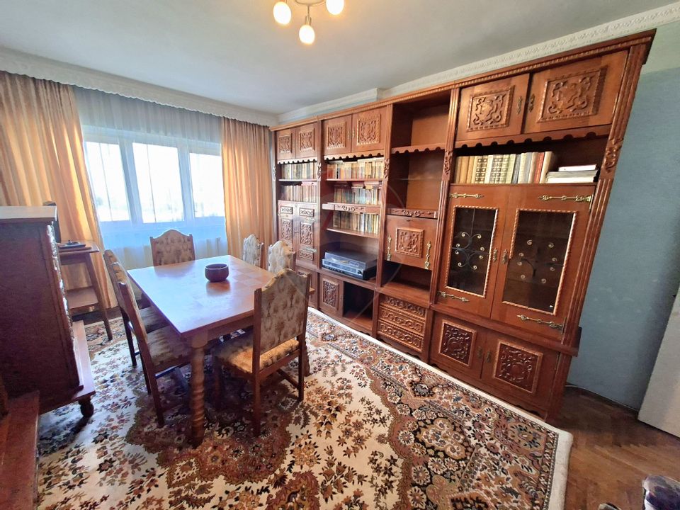Apartament cu 3 camere de închiriat, zona Centrală, str. Mihai Viteazu