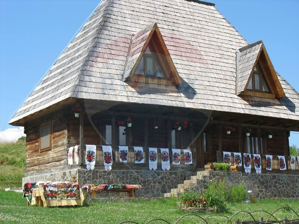 For sale 3 holiday homes and 15750 sqm land, Botiza, Maramures