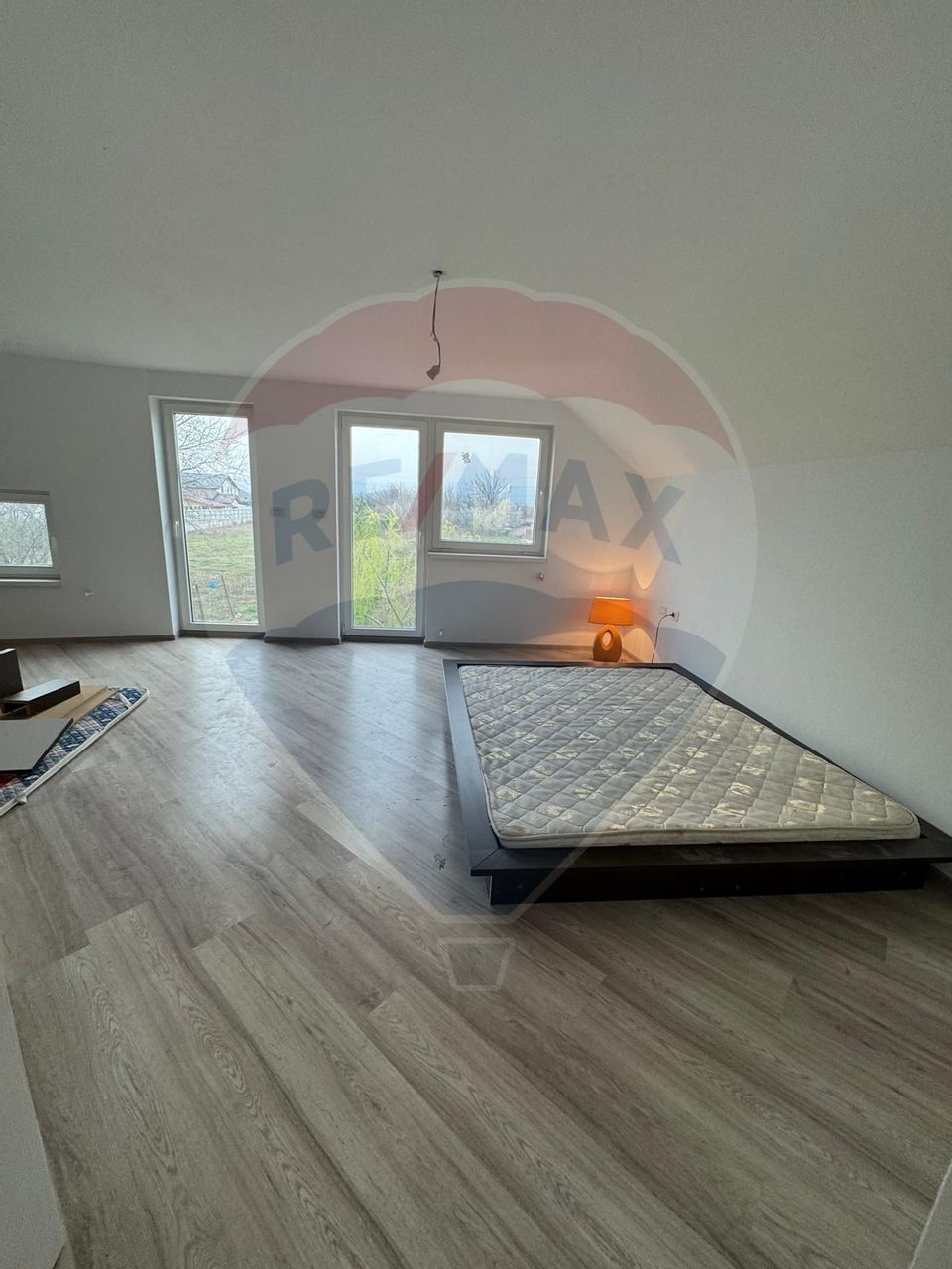 Casă / Vilă cu 8 camere de vânzare în zona Est