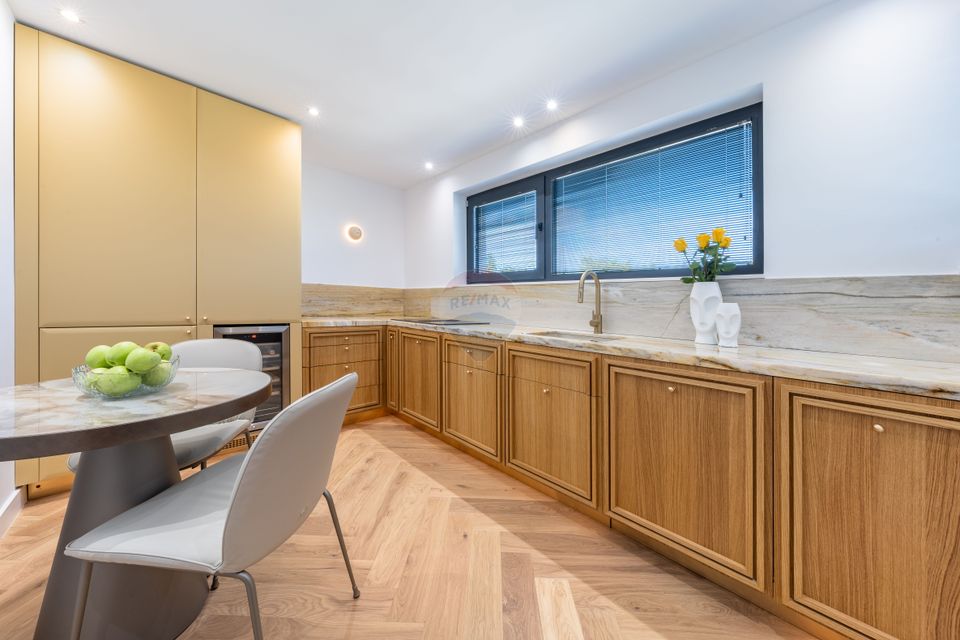 Vila cu 4,5,6  camere de vanzare in Marina Snagov