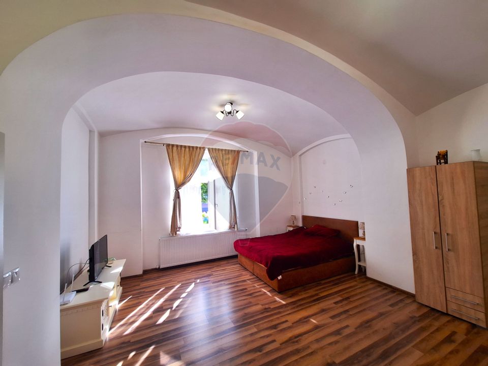 Apartament spatios si renovat in parcul din Piata Schiler