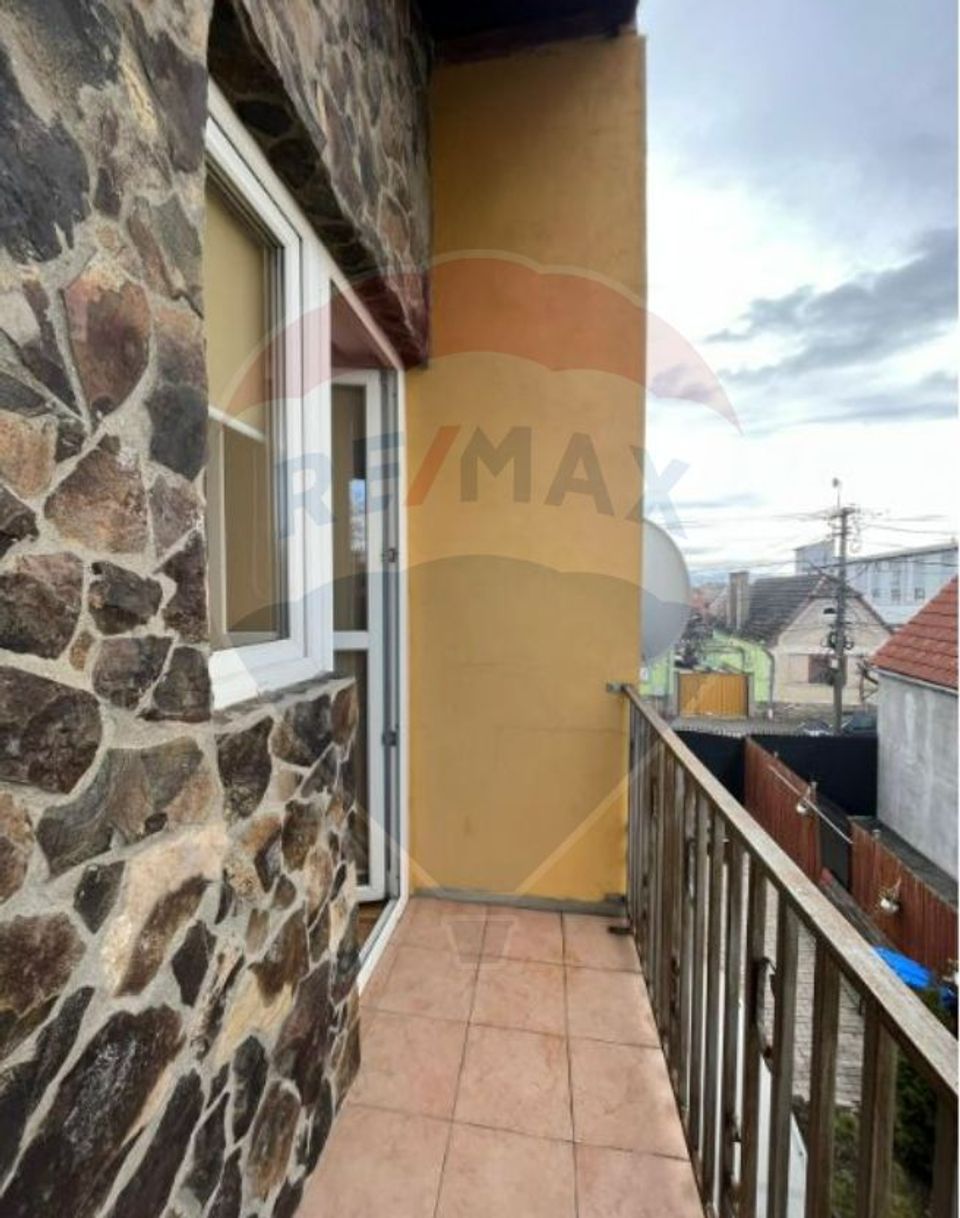 Apartament spațios-3 camere-la curte în Turnișor-Inchiriere