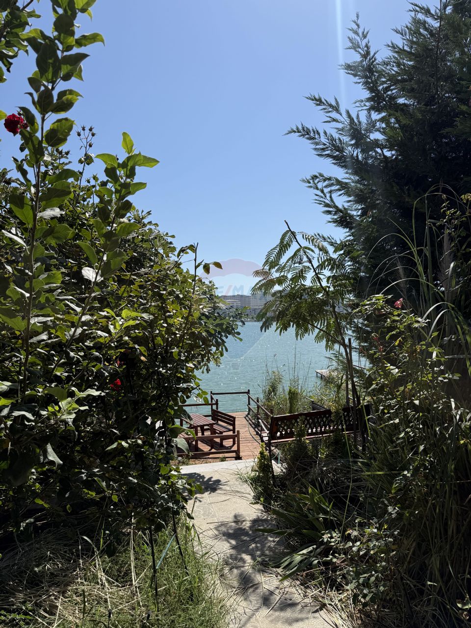 Vilă premium cu priveliște la lac și acces direct la apă