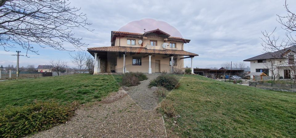 8 room House / Villa for sale