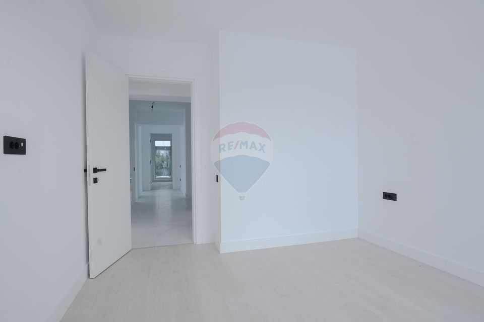 Vanzare apartament de lux cu 4 camere, curte de 279 mp in Pallady