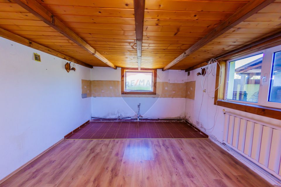 Casă cu 7 camere, 10 ari de vânzare la drumul principal cu 2 intrari