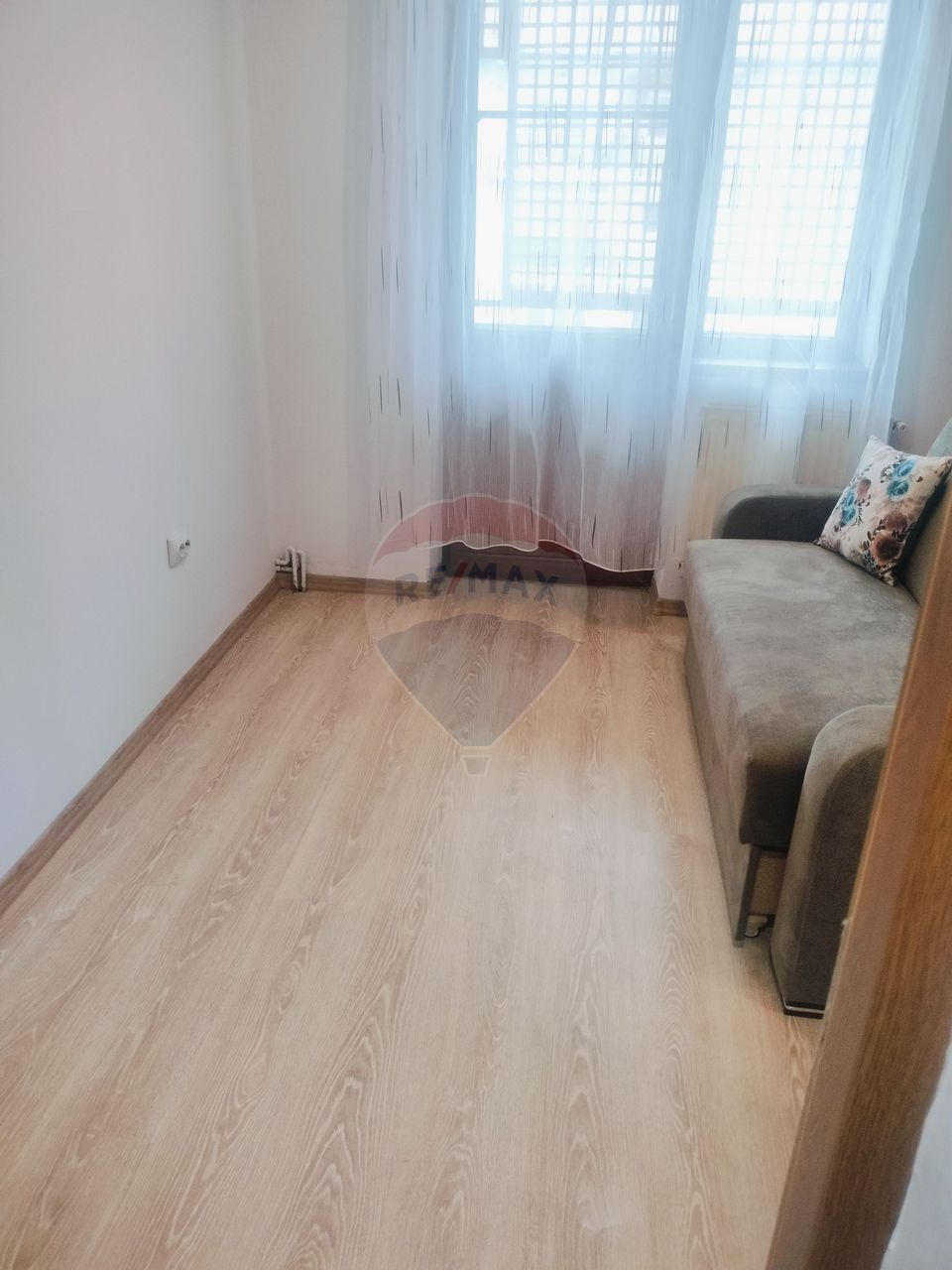 Apartament cu trei camere în zona Vitrometan- de inchiriat