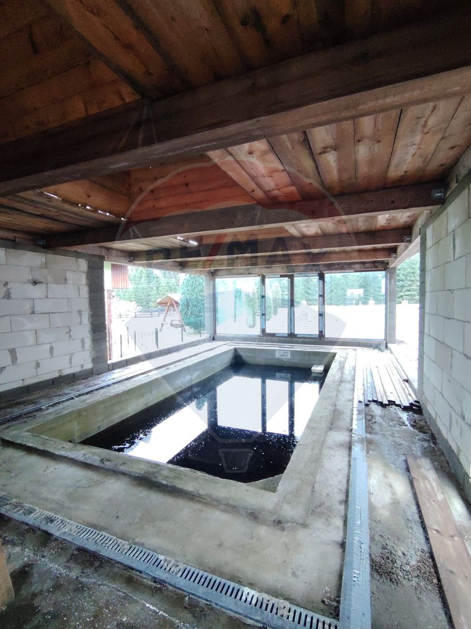 Casă / Vilă cu 8 camere de vânzare