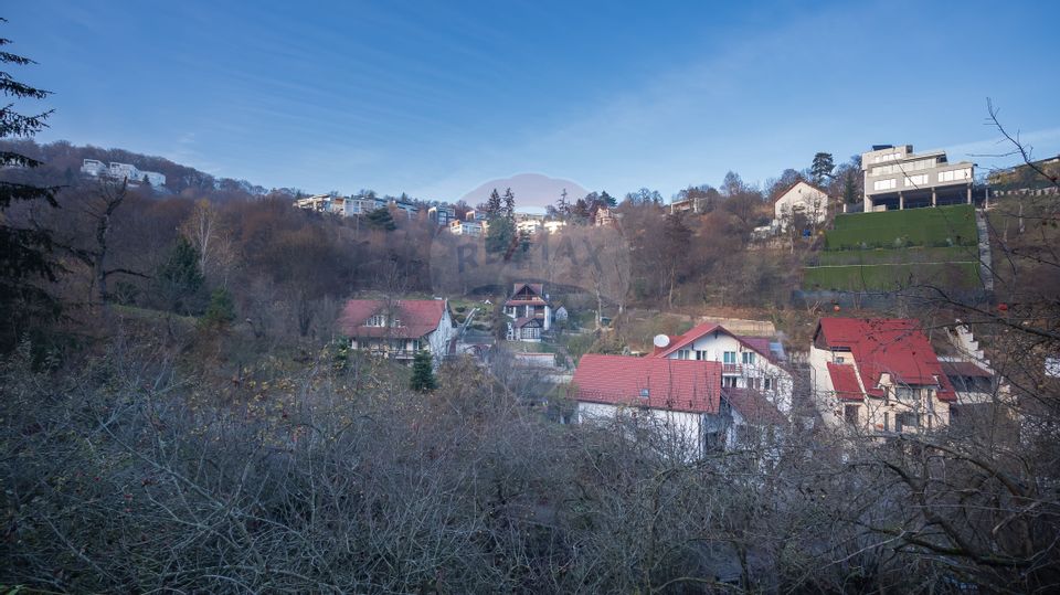 Property with impressive land of 1700sqm in Scheii Brașovului