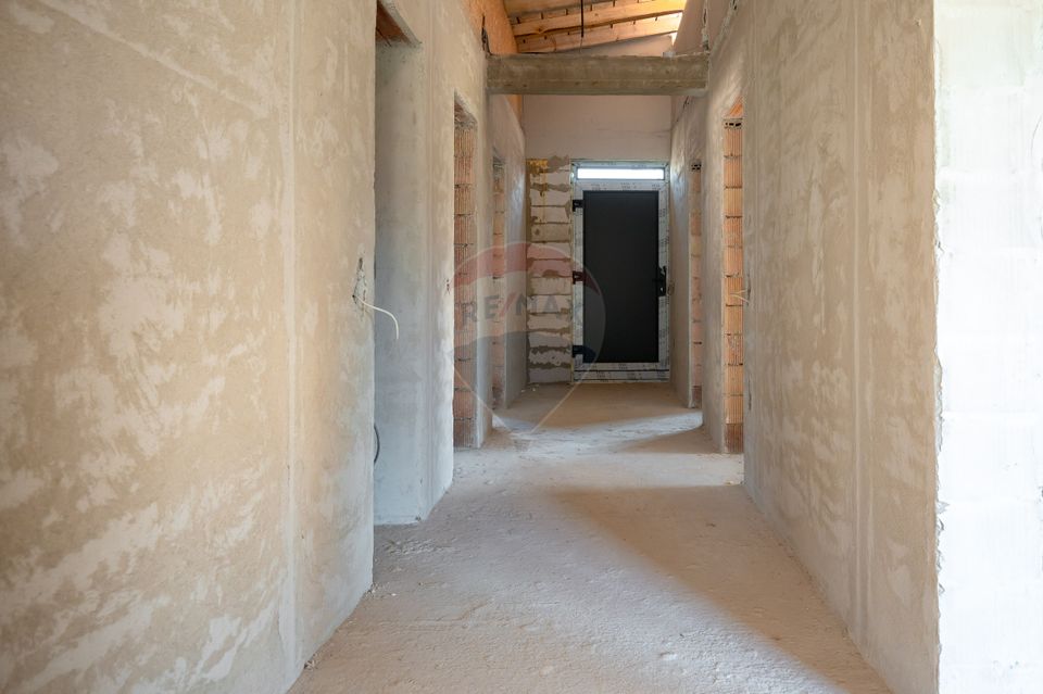 Casă cu 4 camere de vânzare, 130mp utili, teren 600mp in Harman