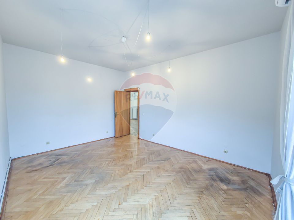 Apartament cu 4 camere de inchiriat, situat in zona Armenesca