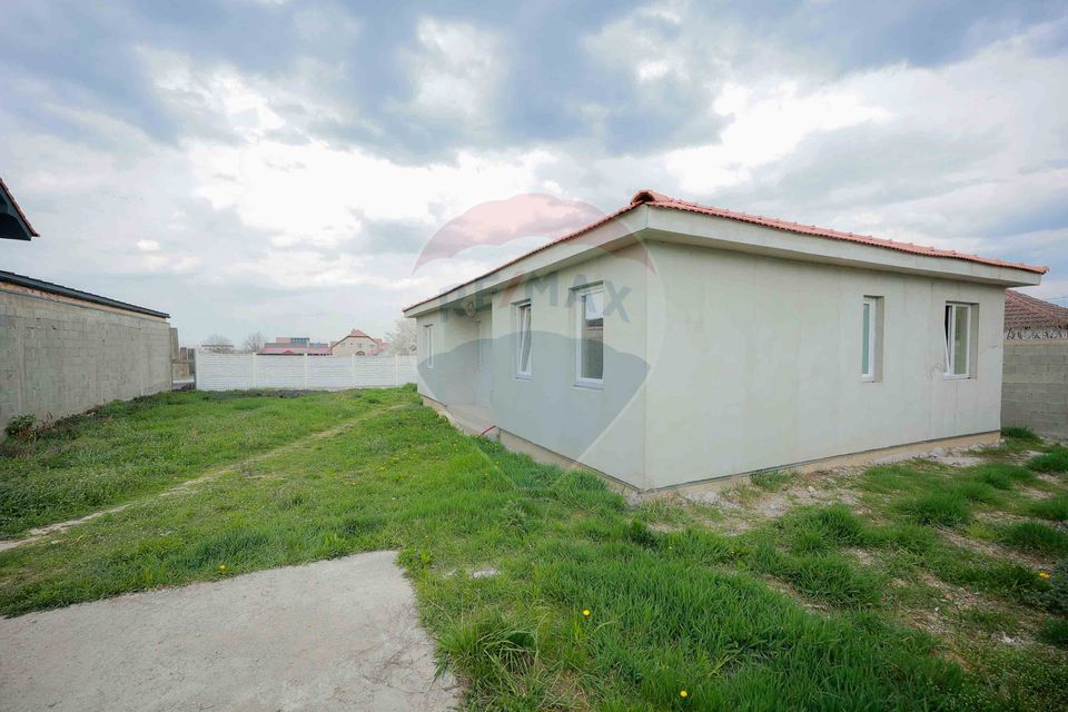 De vânzare casă semifinisată cu 3 camere, 455 mp teren, în Cihei