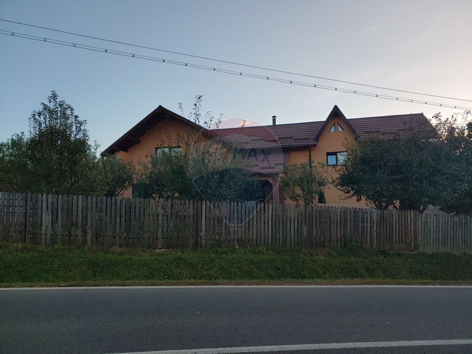 Casă / Vilă-330mp+teren intravilan 740 mp în Vârfu Dealului-Suceava
