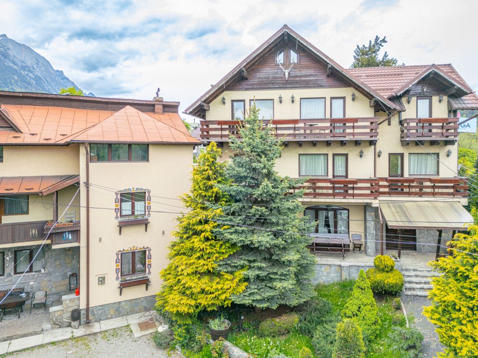 Proprietate deosebită de vânzare în Bușteni - Pensiune + Duplex