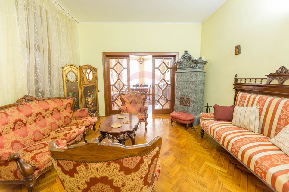 Property Located under Tâmpa composed of 2 Houses and Garden,