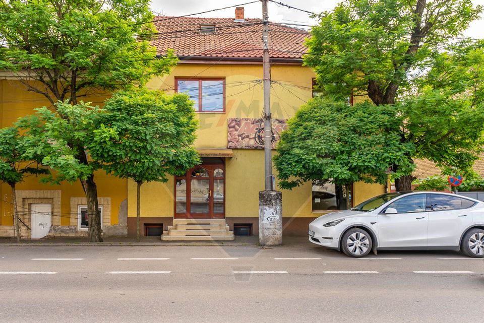 Clădire comercială multifunctională de vânzare, în zona centrală.