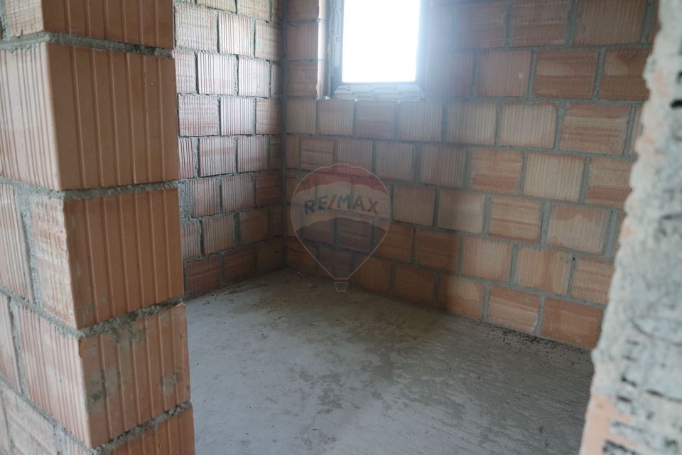 CASA CUPLATĂ DE VÂNZARE la rosu sau la semifinisat în Tăuții Măgherăuș