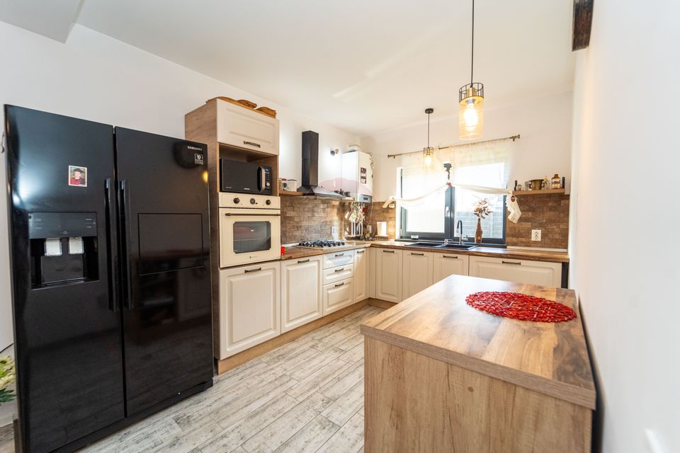 Comision 0%! | Proprietate cu terasa, semineu | 400 mp teren, Izvor!