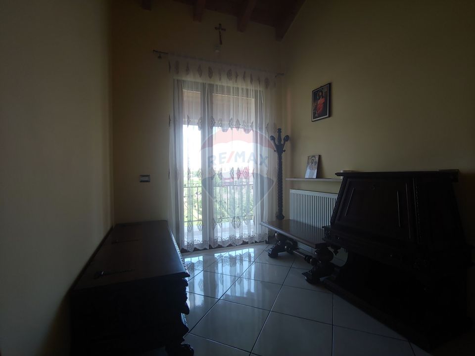 Casă / Vilă de lux cu 5 camere de vânzare în Vadu Moldovei, Suceava