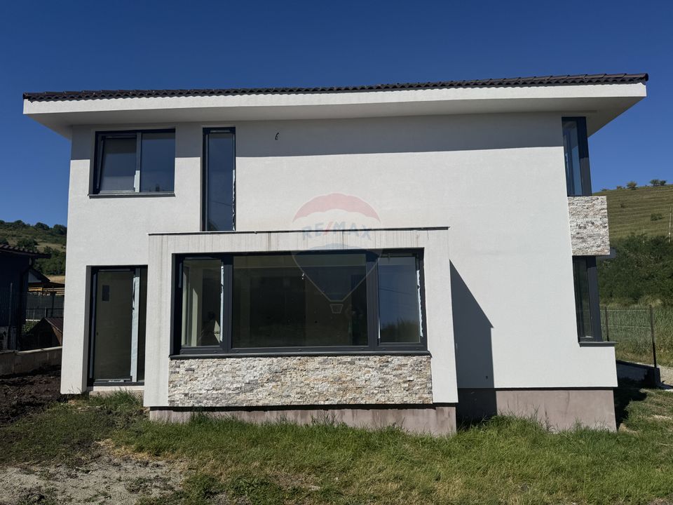 Casă spațioasă cu 5 camere în Corpadea - liniște, natură și confort