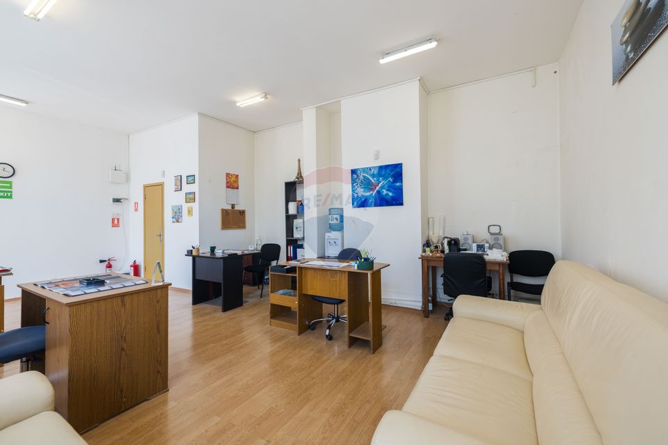 Commercial space with generous window and excellent visibility