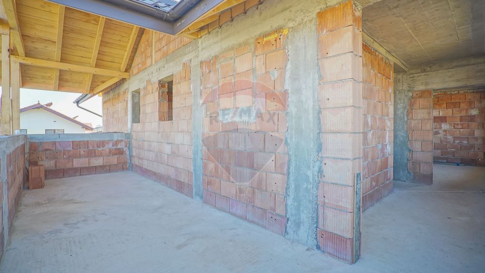 Villa in red, with 823sqm land in Cristian, Str C-tin Brâncoveanu