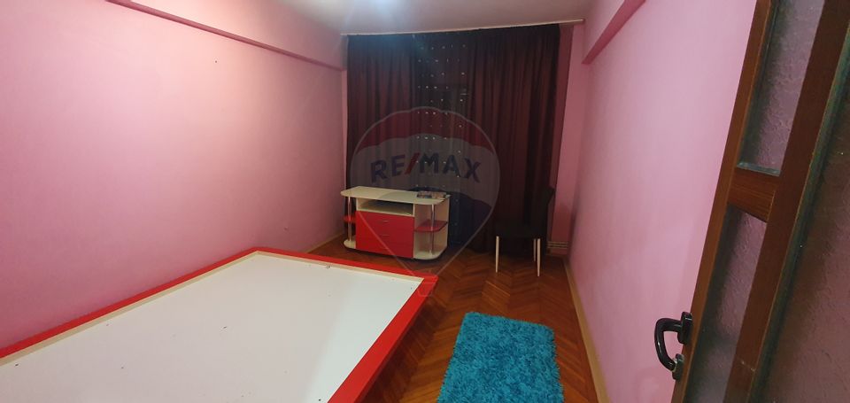 Apartament cu 3 camere de vânzare în zona Casa Sindicatelor