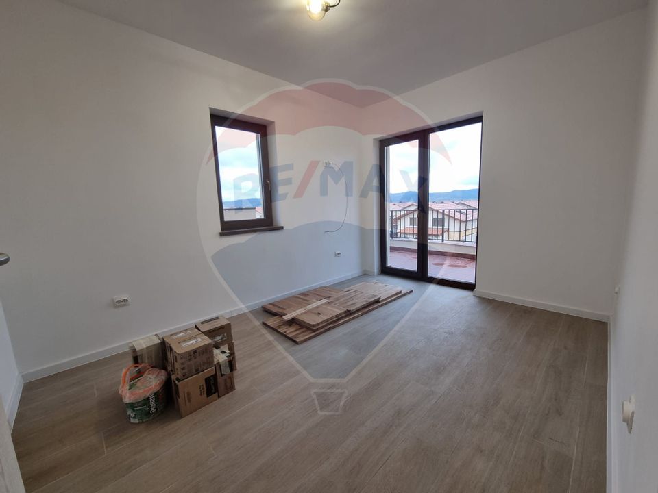 Penthouse 3 camere și loc de parcare, de închiriat, Cristian(REZERVAT)