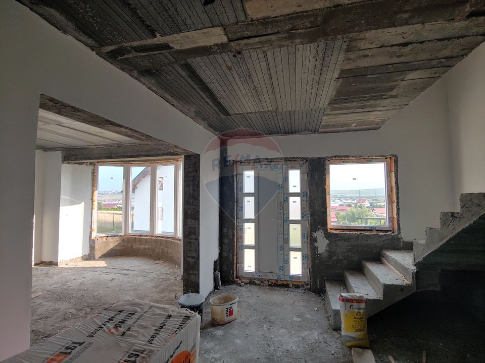 Casă / Vilă individuală cu 560 mp teren, de vânzare în Scheia, Suceava