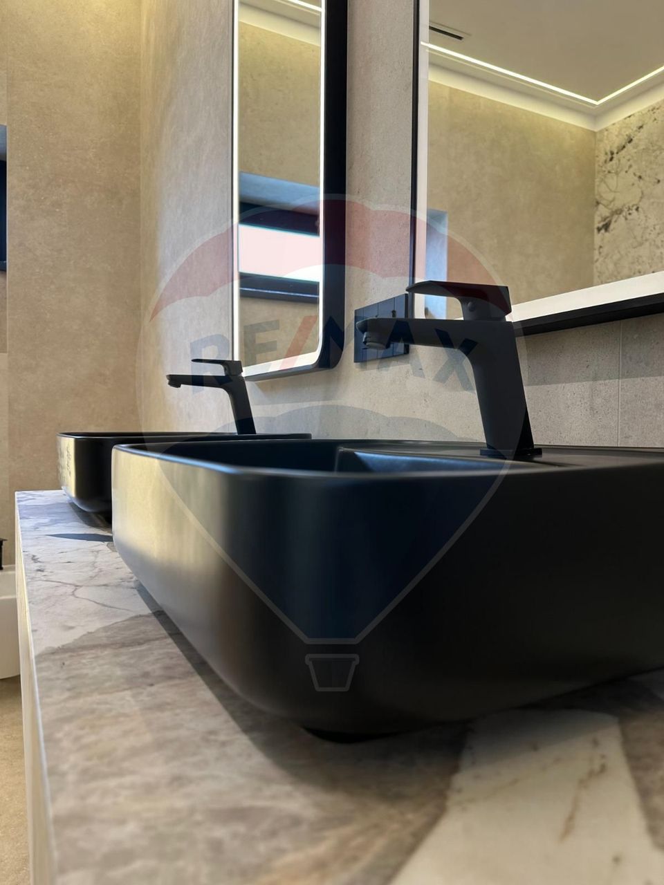 Vila moderna de inchiriat cu 5 camere, prima inchiriere