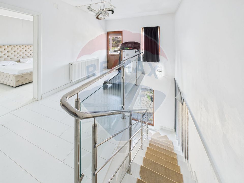 Casă / Vilă cu 4 camere de vânzare în zona Est