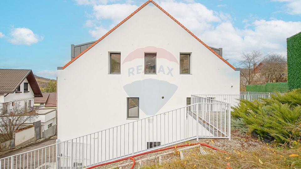 Armonie între tradiție și modernitate – Vilă contemporană în Brasov