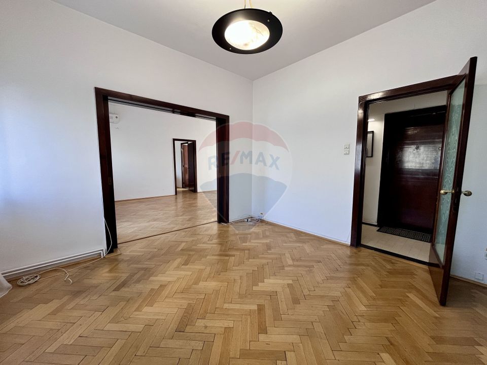 Apartament cu 4 camere nemobilat in P-ta Victoriei langa Orange