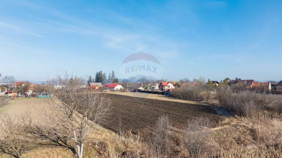 Teren intravilan 9.000 mp pentru dezvoltare rezidențială sau mixtă