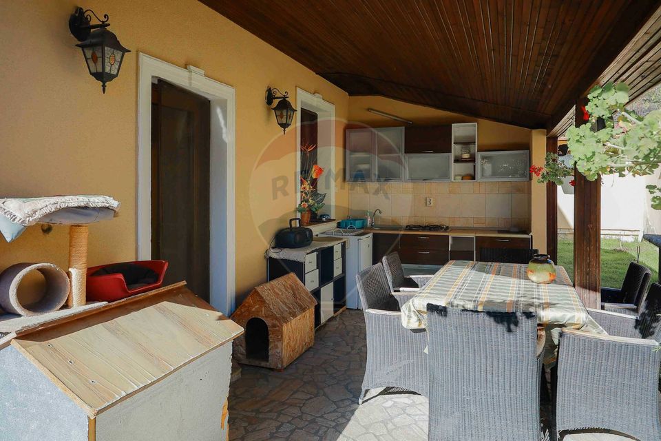 De vânzare vilă cu 7 camere, drum privat, în zona de Dealuri