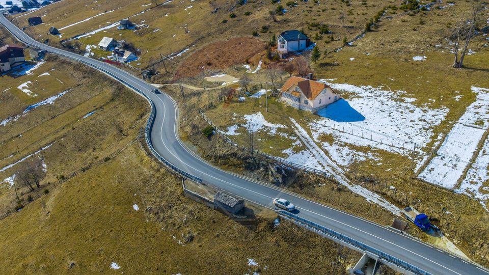 Teren intravilan CU PRIVELISTE DE POVESTE- Fundata- Romania