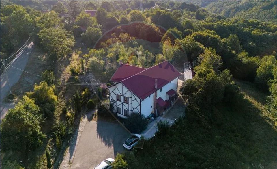 Hotel / Pensiune 7 camere  in Ghelari, jud Hunedoara