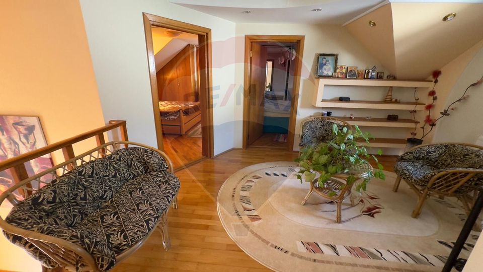 De vânzare 2 Corpuri de Casa si Teren 1388 mp in Geamăna, Bradu