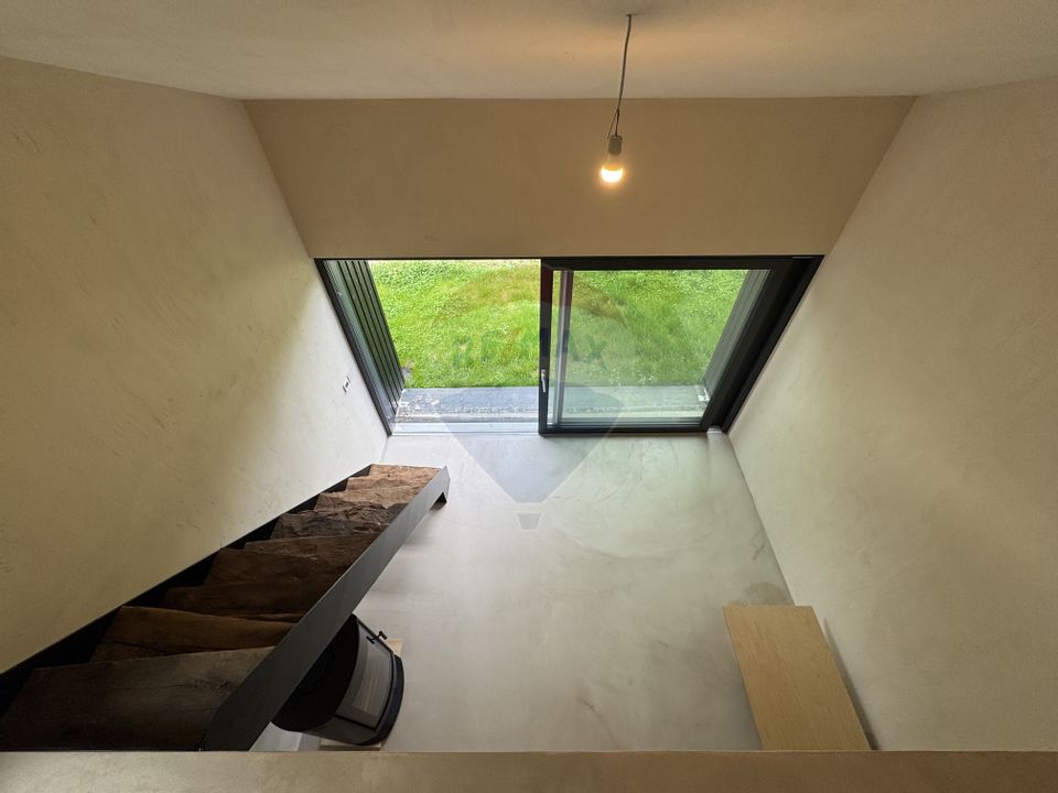 Doua case la munte, cu vedere superba, localizate in Poiana Marului