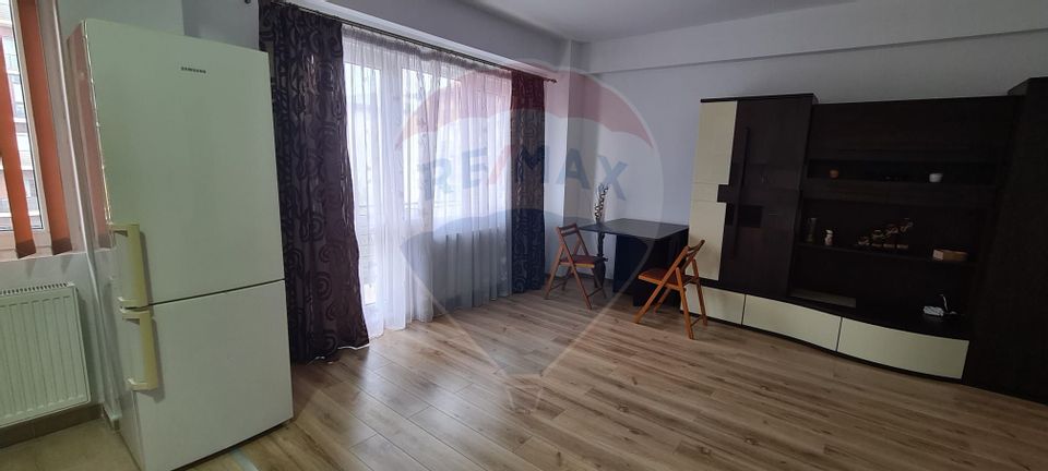 Apartament cu 3 camere de închiriat