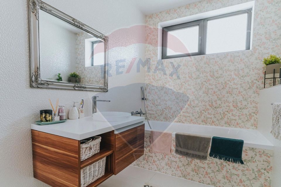 Ready to Move Family Home with Heated Pool – Gheorghe Doja Street, Ora