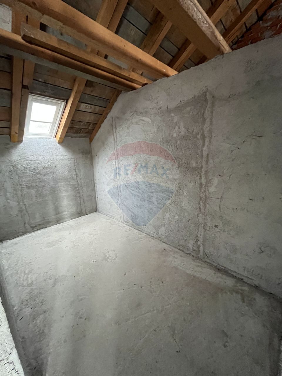 Casă de vânzare în Câmpulung la preț de apartament.