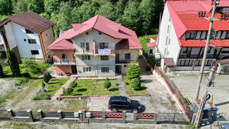 Casă / Vilă cu 8 camere de vânzare în zona Valea Rasnoavei