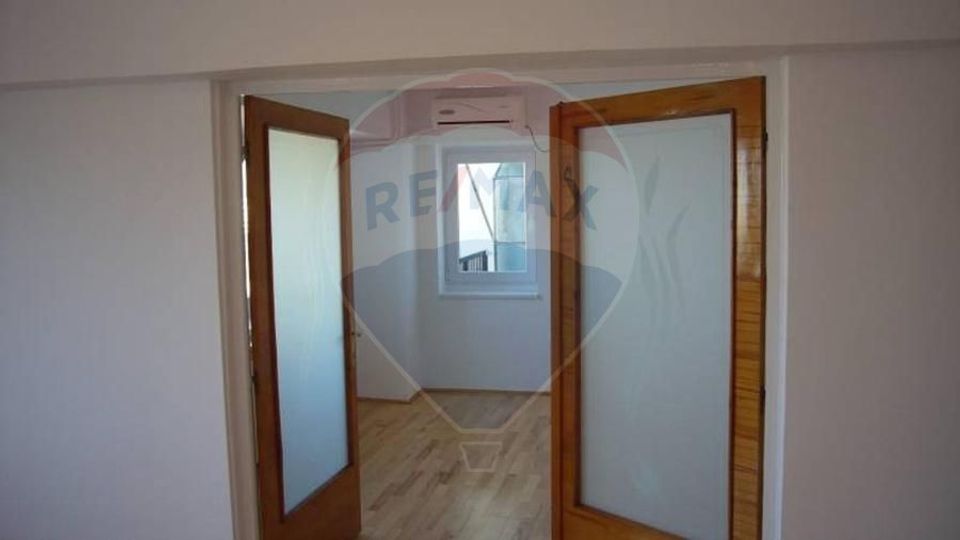 INCHIRIERE/Apartament spațios cu 4 camere – Bd. Unirii nr. 76