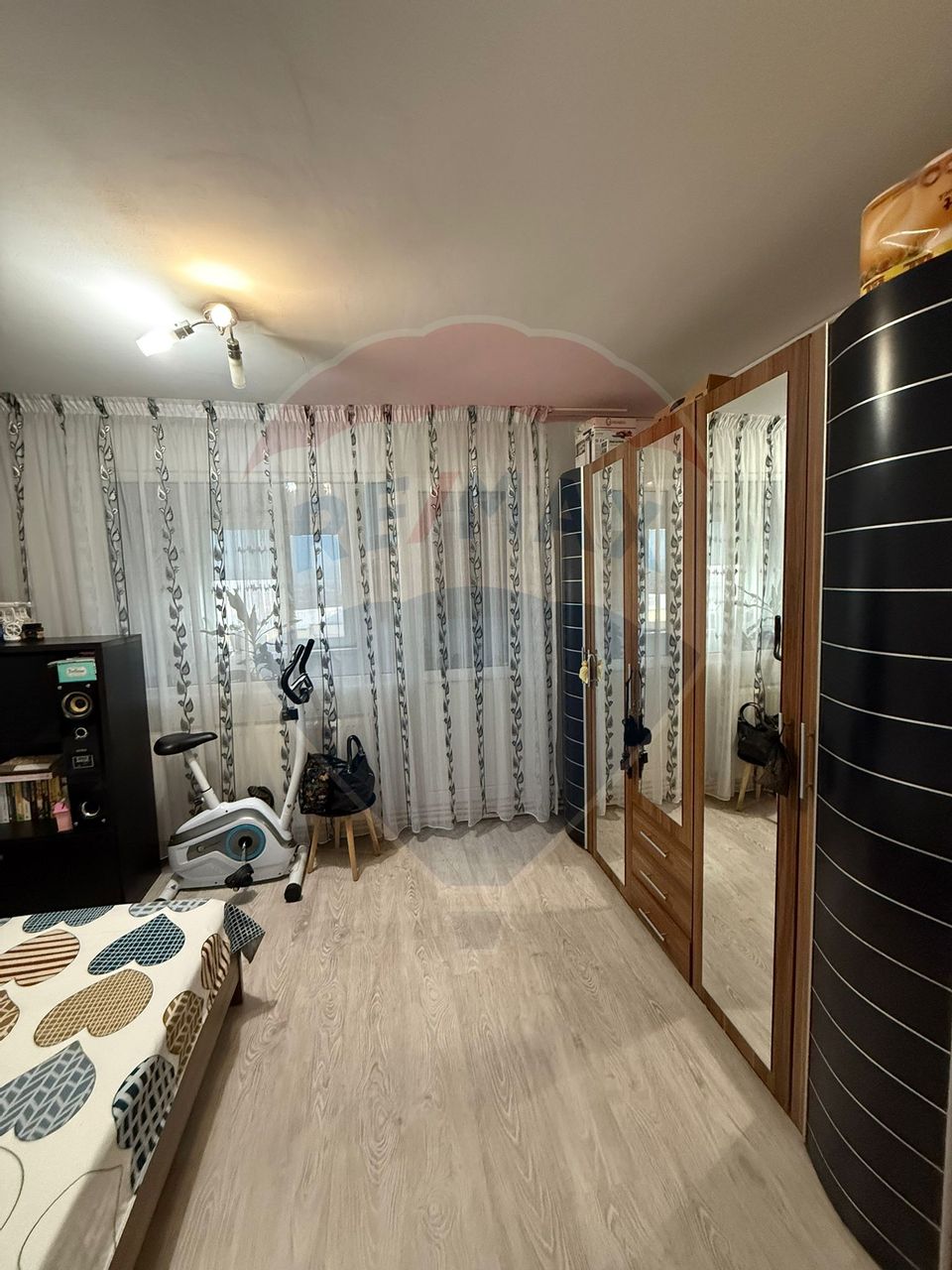 Apartament cu 3 camere de vânzare în zona Lapus