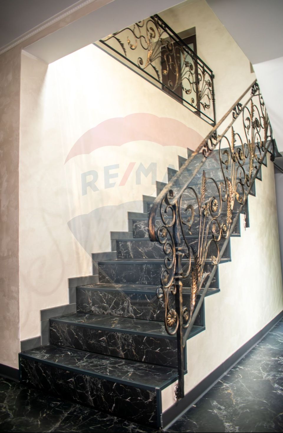 Casă / Vilă cu 5 camere de vânzare