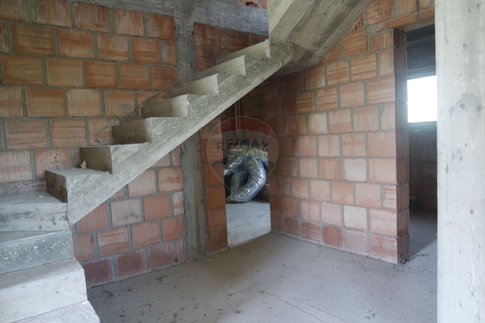 CASA CUPLATĂ DE VÂNZARE la rosu sau la semifinisat în Tăuții Măgherăuș